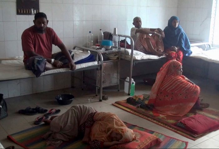 চাঁপাইনবাবগঞ্জ সদর হাসপাতালে ডায়রিয়ায় আক্রান্ত রোগী ও তাদের স্বজনরা চাঁপাইনবাবগঞ্জ সদর হাসপাতালে ডায়রিয়ায় আক্রান্ত রোগী ও তাদের স্বজনরা